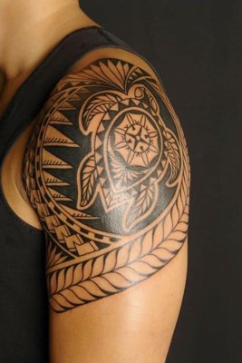  Tatouage maori, polynésien avec une tortue sur l'épaule